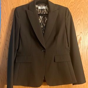 Tahari Arthur S. Levine size 8 brown pinstripe pant suit